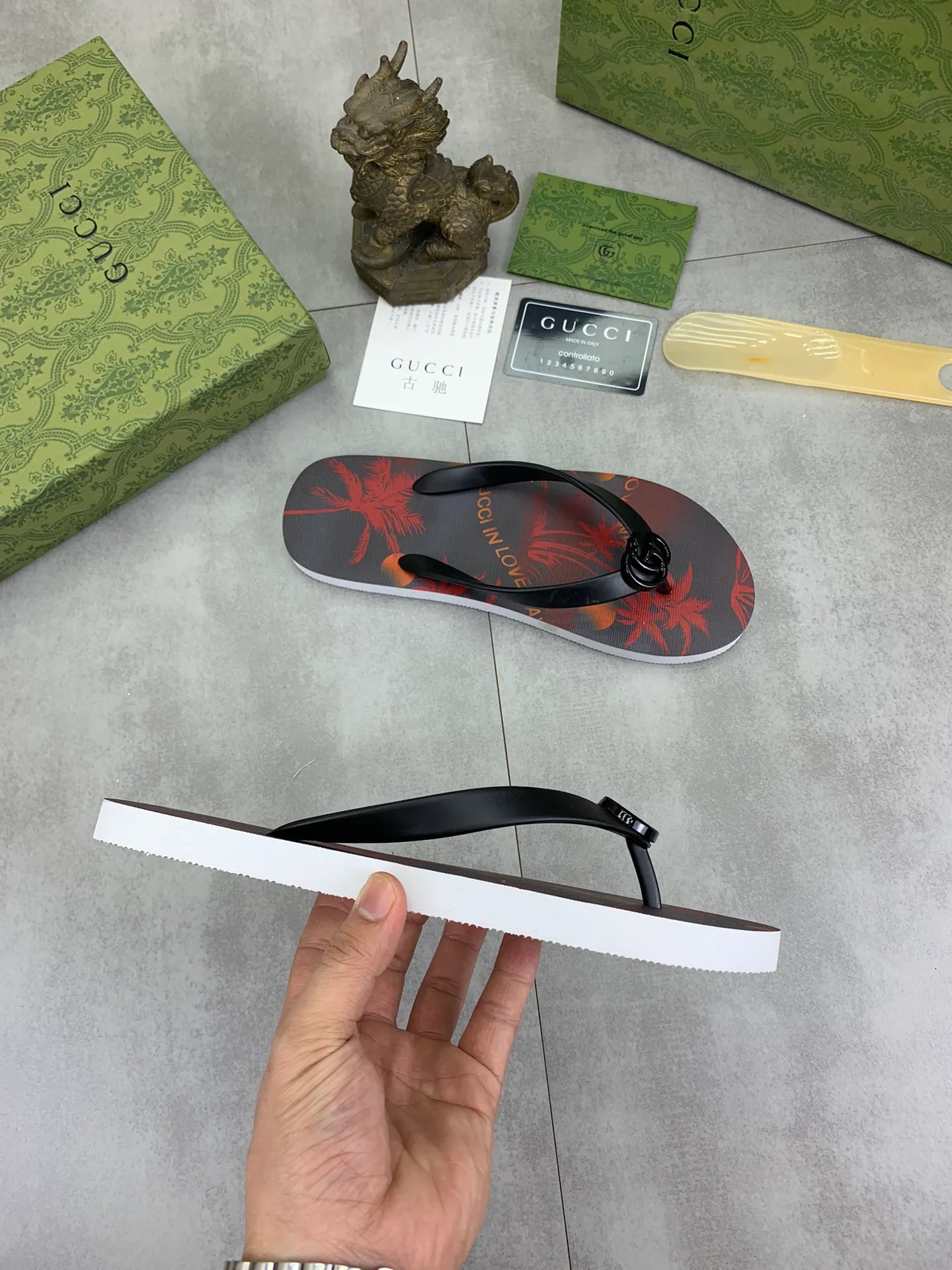 Men's men's shoes 💰P220💰【New style】🆘【GUCCI】Official website's popular Gucci adult couple 🧑‍🤝‍🧑 style, children's flip-flops are on sale at the counter simultaneously! Original fabric imported from Italy. Original bottom provided by the original factory. Size: Adult 36-45. Children’s size: 30-37. Multiple colors available.